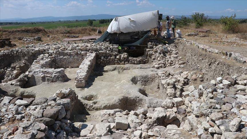 В руинах античного города Даскилеон в Турции нашли барельеф с битвой греков и персов